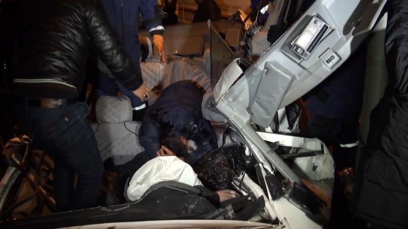 В Алматы автомобиль врезался в мачту освещения, погиб водитель