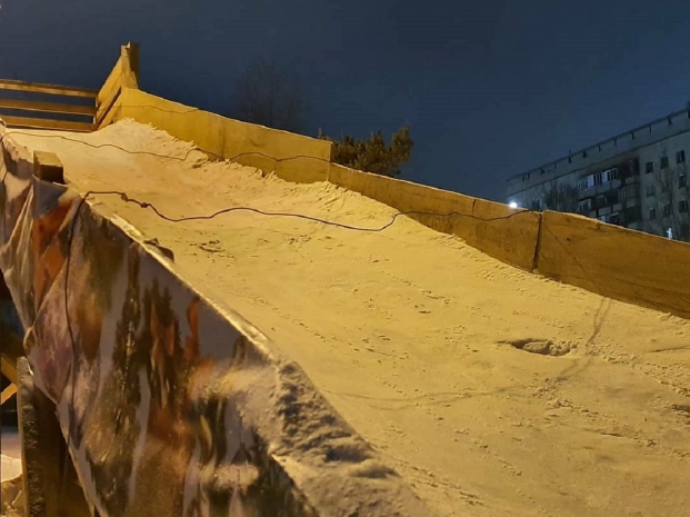 Обмотанную проволокой горку демонтируют в Караганде