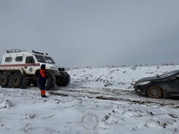 Қарағанды – Астана тас жолындағы боран: қар құрсауынан 3600-ден астам көлік шығарылды