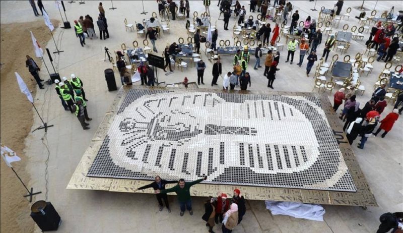 Египтяне собрали из кофейных стаканчиков самый большой портрет Тутанхамона