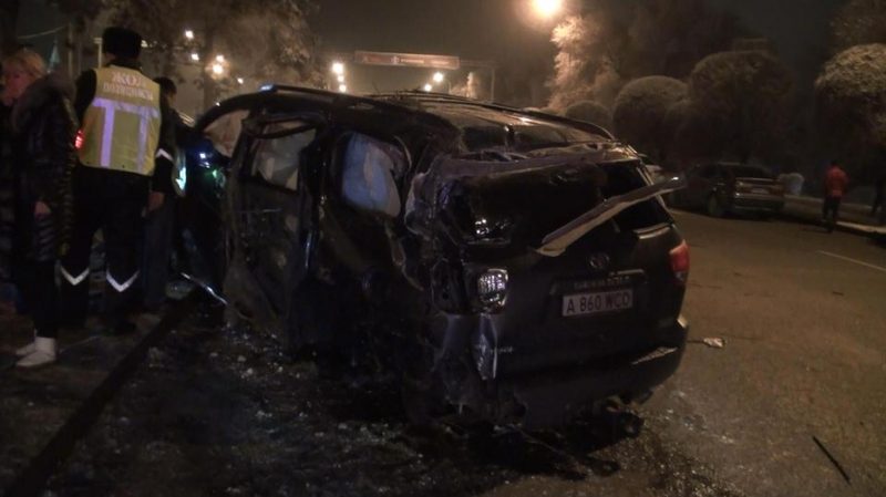 ДТП в Алматы: водителю снесло голову