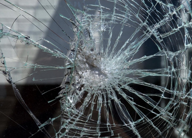 Разбивший витрину надземки хулиган оштрафован