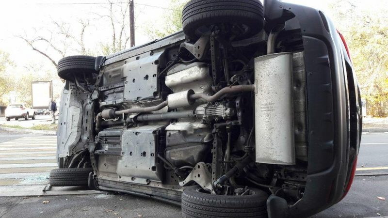 ДТП в Алматы: смерть под колесами, ребенок в больнице, перевернутый автомобиль