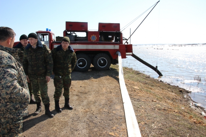 Почти откачали. КСЧ МВД продолжает освобождать дома от паводковых вод