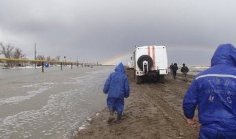 Талые воды залили автодороги в четырех областях Казахстана