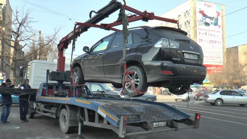 Алматинских водителей наказали за неправильную парковку