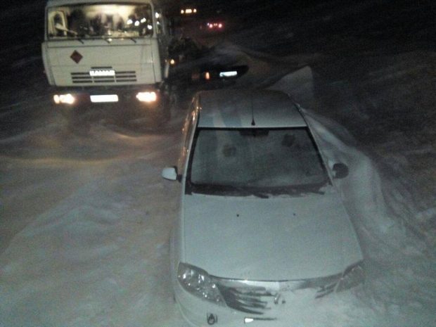 Эвакуируемые люди не хотят бросать заметенные снегом автомобили в ВКО. ФОТО