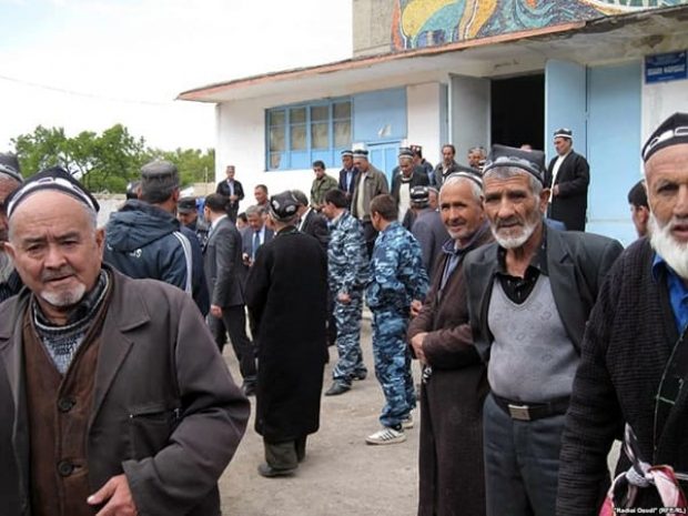 Более 200 киргизов и таджиков конфликтуют в приграничных селах