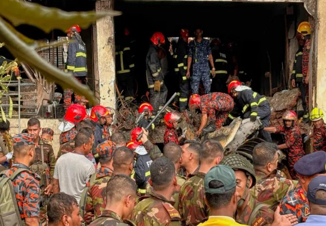 Военный самолет упал на здание школы в Бангладеш
