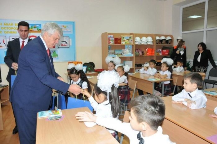 Владимир Божко обучил школьников правилам поведения во время ЧС