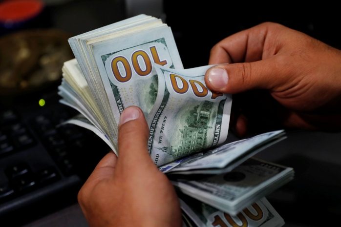 Доллар продолжает заметно расти