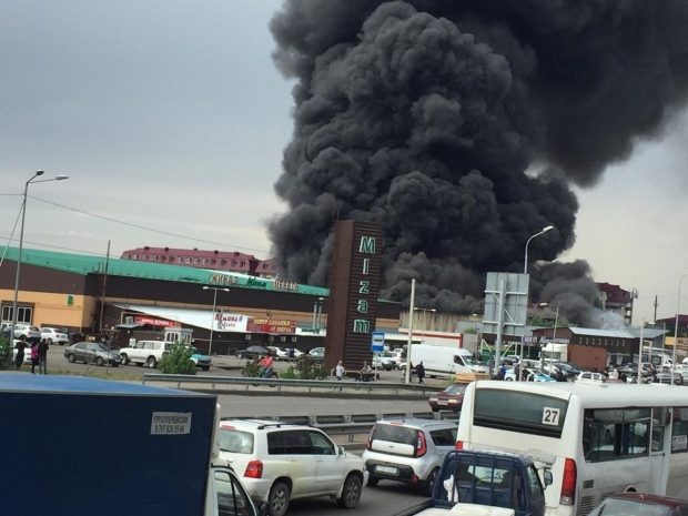 Горит склад на барахолке в Алматы