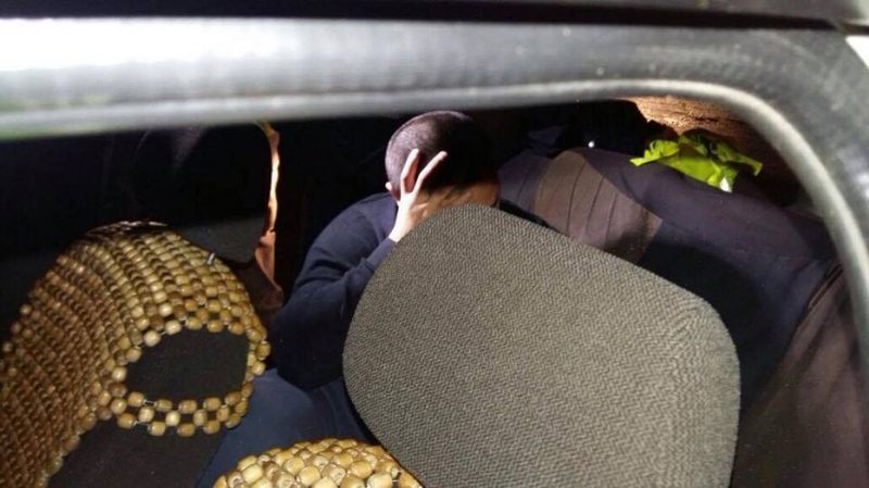 Спасатели в Караганде спустили с балкона 4-го этажа квартирного вора