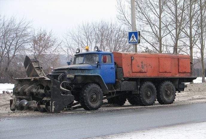 В ВКО иномарка разбилась о снегоуборочную машину