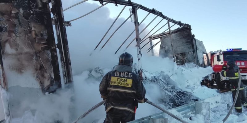 Урджар ауылының жанындағы жолда жанып жатқан жүк көлігін өрт сөндіруші еріктілер сөндірді