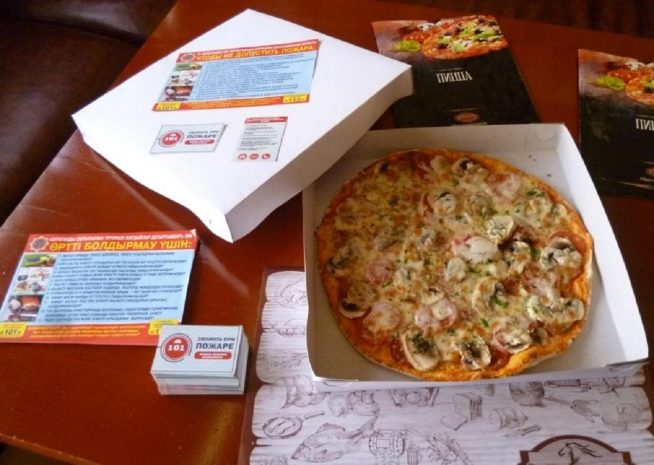 Вместе с пиццей в Темиртау доставляют памятки о безопасности