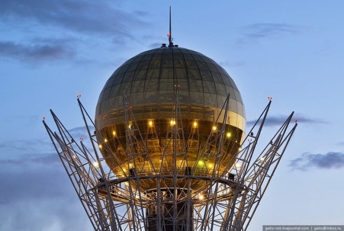 «Байтерек» оказался плагиатом советского сувенира. Фото