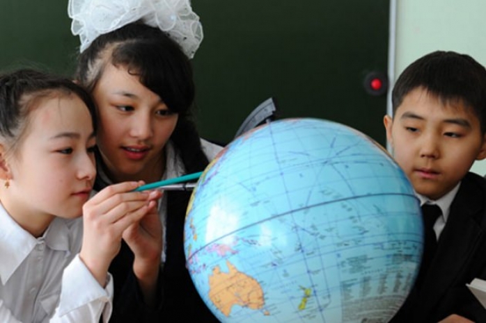 Более 330 тысяч первоклассников переступили порог школ