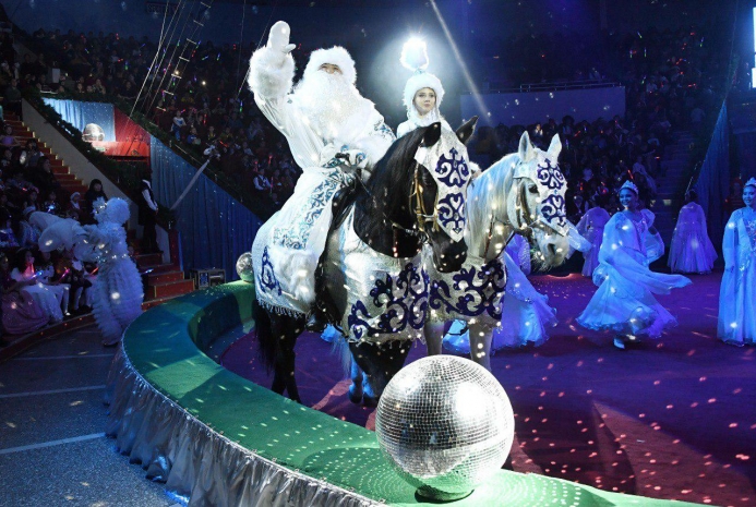 Сказочное новогоднее представление для 1700 детей устроили в Алматы