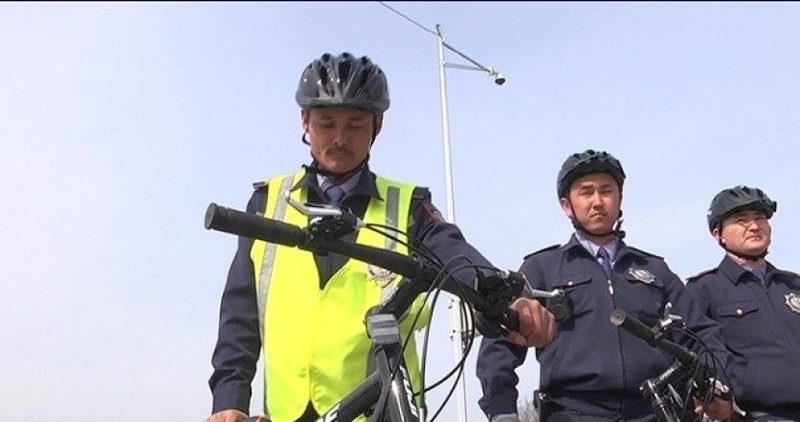 Полицейские Шымкента пересели на велосипеды (ВИДЕО)