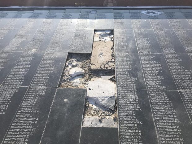 На мемориале Славы в Шымкенте пропали мраморные таблички