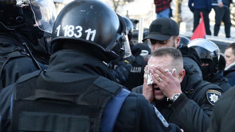 Столкновение между силовиками и митингующими произошло в Киеве