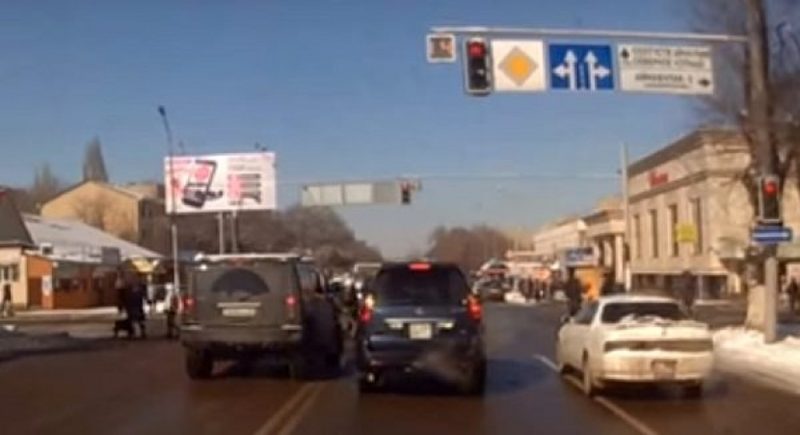 Hummer едва не сбил женщину с ребенком на светофоре в Алматы (ВИДЕО)