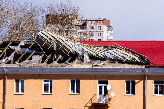 15 случаев срыва кровли в результате ветра зафиксировано в Павлодарской области