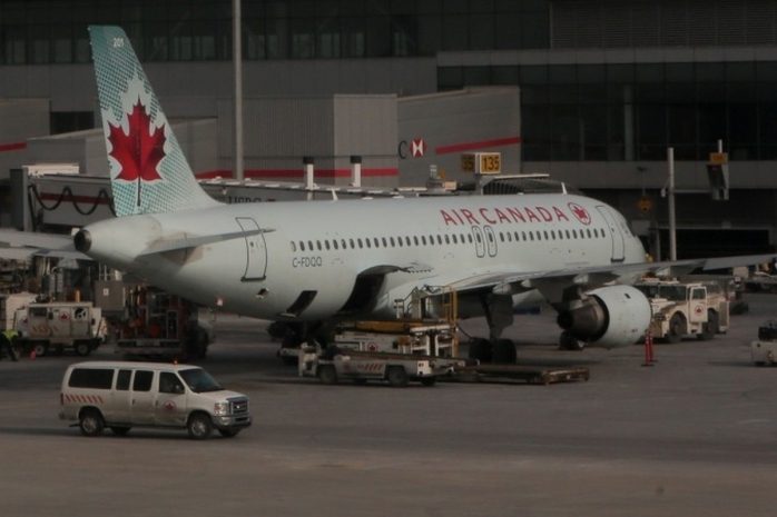 У канадского лайнера при взлете оторвалось колесо