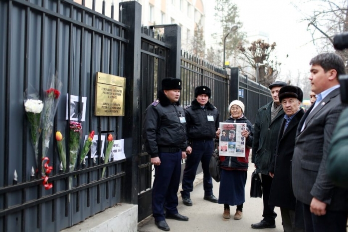 В Алматы активисты почтили память Бориса Немцова