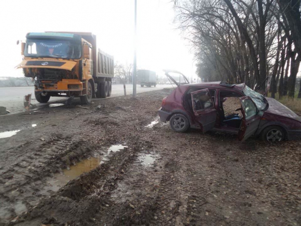 В результате ДТП грузовика и легковушки четверо пострадавших