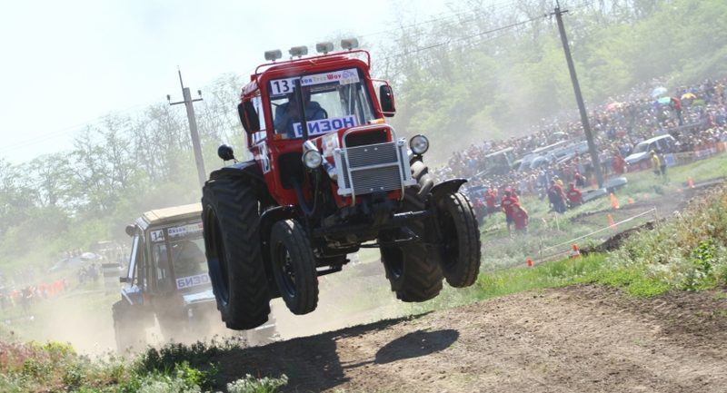 Трактор влетел в толпу журналистов под Ростовом