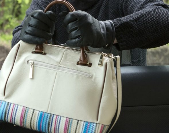 Полицейские просят астанчан опознать «грабителя дамских сумочек»