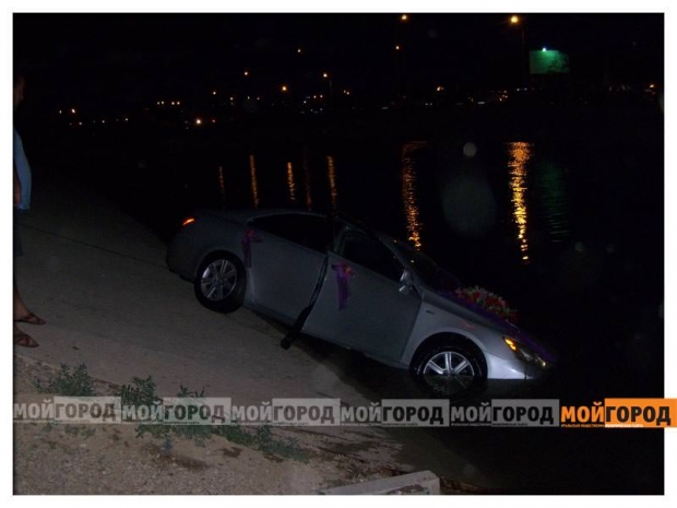 Свадебная машина с женихом и невестой упала в реку в Актобе