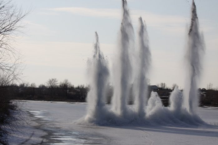 Взрыв на Иртыше произвели спасатели
