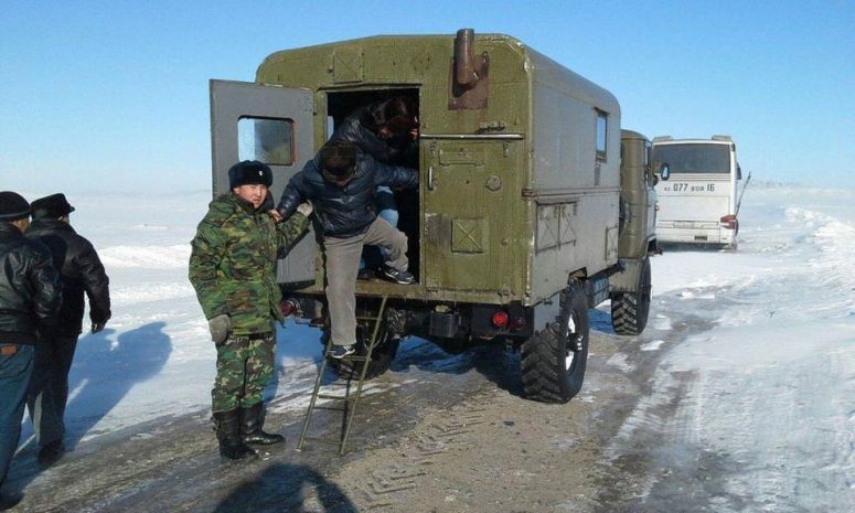 Спасатели Алматы выехали на подмогу коллегам и по дороге оказали помощь водителю грузовика