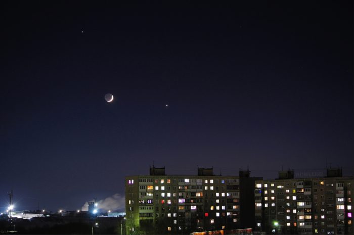 Луна приблизилась к Венере и Юпитеру