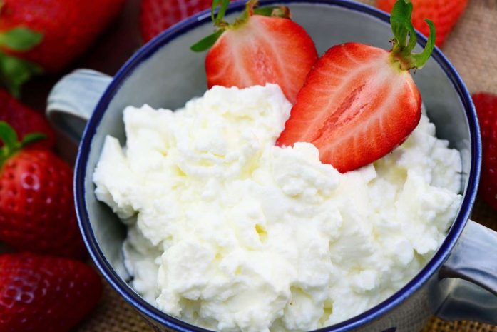 Чем может быть опасно употребление творожной массы – диетолог