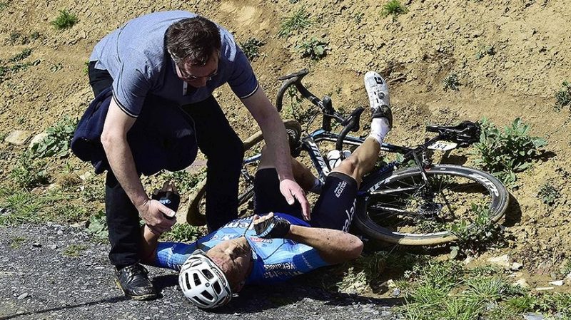 Упавший на трассе велогонщик скончался в больнице