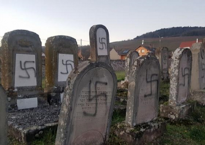 Могилы на еврейском кладбище разрисовали свастикой во Франции