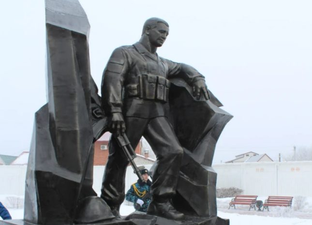 Акимат Уральска незаконно изъял земельный участок у жителя и поставил на нем памятник