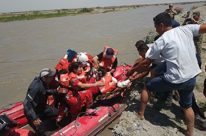 24 дехканина спасены с затапливаемого островка в Узбекистане