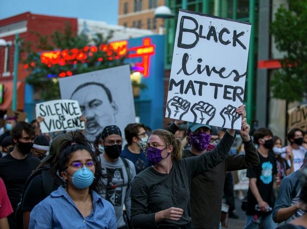 Семинары о «белой неполноценности» провели в США