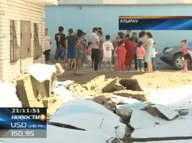 Атырауцы едва не стали жертвами аварийного дома
