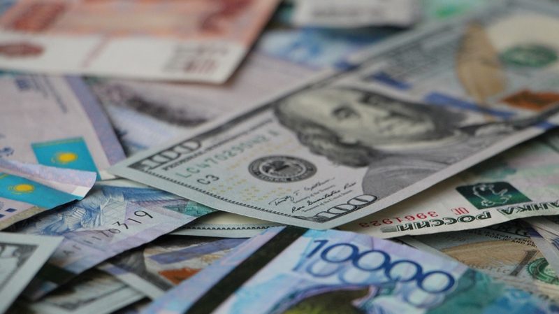 Начало недели тенге встречает подъемом