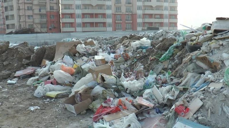 Гору мусора нашли в самом центре Алматы
