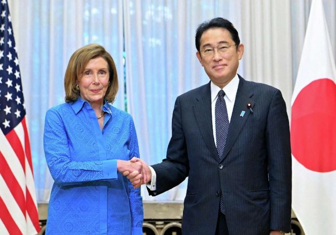 Нэнси Пелоси завершила азиатское турне и вылетела из Японии