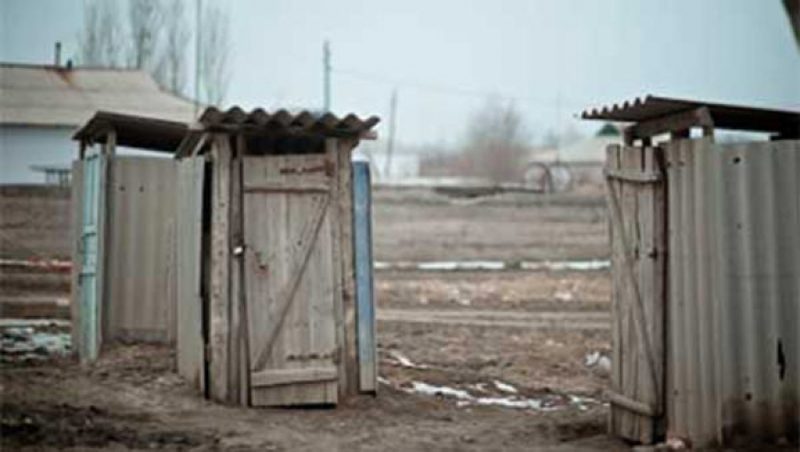 В Алматинской области девочка погибла, упав в уличный туалет