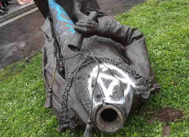 Памятник первому премьер-министру Канады снесли в Монреале