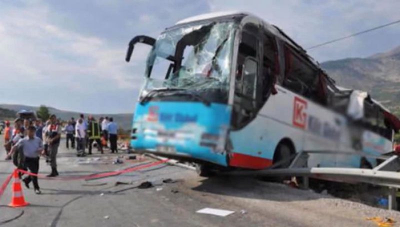 В Турции перевернулся туристический автобус